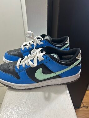 Nike Kids Low-Top Sneakers in Blue, Black & Mint